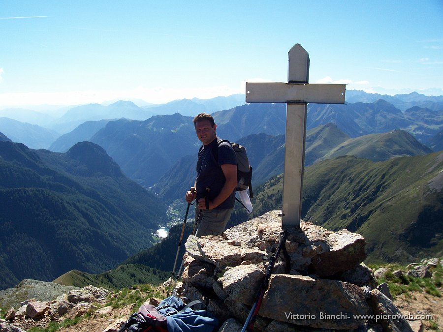 07_Cima Venina Carona sullo sfondo.JPG - In vetta al Venina con vista su Carona e la Val Fondra